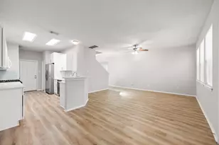211 N Burberry Park Cir, The Woodlands, TX 77382 - Photo 23