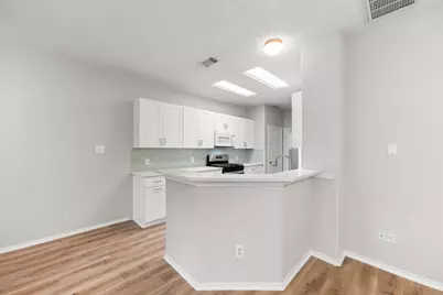 211 N Burberry Park Circle, The Woodlands, TX 77382 - Photo 7