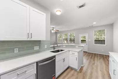 211 N Burberry Park Circle, The Woodlands, TX 77382 - Photo 13