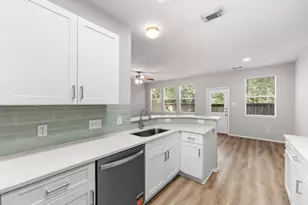211 N Burberry Park Cir, The Woodlands, TX 77382 - Photo 13