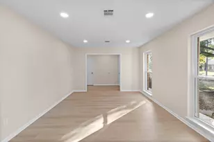 9610 Meadowglen Ln, Houston, TX 77063 - Photo 15