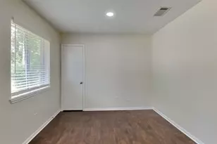 2631 Sherwood Hollow Ln, Houston, TX 77339 - Photo 7