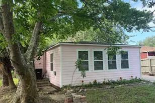 303 Magnusson Ave, Palacios, TX 77465 - Photo 3