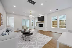 227 E 26th St, Houston, TX 77008 - Photo 9
