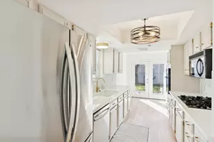 525 W 30th St, Houston, TX 77018 - Photo 9