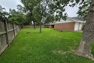 814 Oak Leaf St, La Porte, TX 77571 - Photo 5