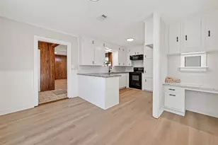 729 Loggins Dr, West Columbia, TX 77486 - Photo 9