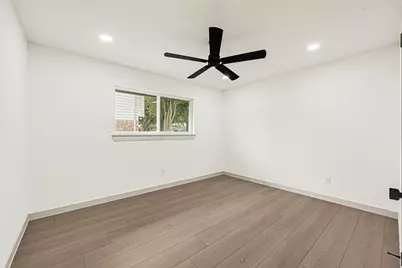 11306 Valley Spring Drive, Houston, TX 77043 - Photo 31