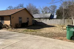 404 N Wilson St, Madisonville, TX 77864 - Photo 3