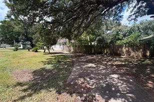 1714 W Sealy St, Alvin, TX 77511 - Photo 5