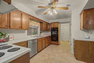 139 Spanish Moss Ln, Lake Jackson, TX 77566 - Photo 9