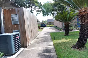 1102 W Tri Oaks Ln, Houston, TX 77043 - Photo 23