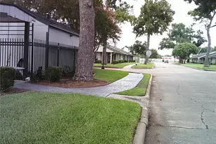 1102 W Tri Oaks Ln, Houston, TX 77043 - Photo 25