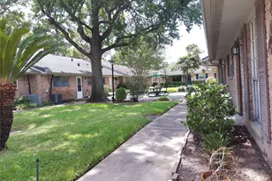 1102 W Tri Oaks Ln, Houston, TX 77043 - Photo 25