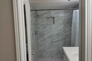 1102 W Tri Oaks Ln, Houston, TX 77043 - Photo 19