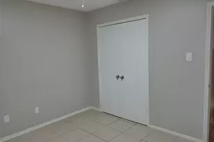 1102 W Tri Oaks Ln, Houston, TX 77043 - Photo 11