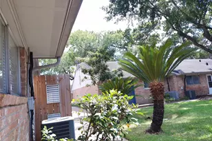 1102 W Tri Oaks Ln, Houston, TX 77043 - Photo 23