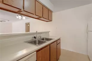 2401 Sycamore Ave, Huntsville, TX 77340 - Photo 11