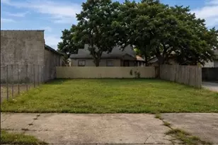 1333 S Airhart Dr, Baytown, TX 77520 - Photo 1