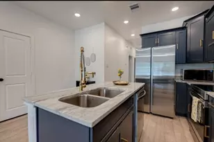 5122 Southwind St, Houston, TX 77033 - Photo 9