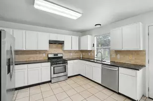8823 Emerald Heights Ln, Houston, TX 77083 - Photo 9