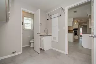 10715 Candlewood Dr, Houston, TX 77042 - Photo 25