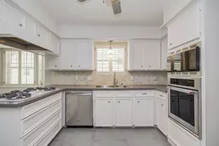 10715 Candlewood Dr, Houston, TX 77042 - Photo 15