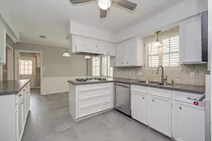 10715 Candlewood Dr, Houston, TX 77042 - Photo 13