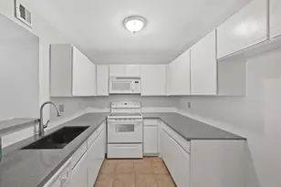 10811 Richmond Ave, Houston, TX 77042 - Photo 11