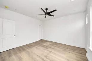 8206 Colonial Ln, Houston, TX 77051 - Photo 21