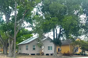907 E Jackson St, El Campo, TX 77437 - Photo 3