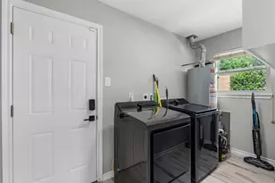 10627 Burgoyne Rd, Houston, TX 77042 - Photo 37