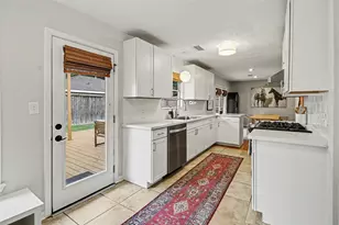 2303 Bron Holly Dr, Houston, TX 77018 - Photo 9