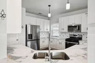 12310 Robin Mdw Cir, Stafford, TX 77477 - Photo 9