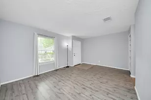 10654 Hazelhurst Dr, Houston, TX 77043 - Photo 3