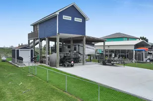 888 S East Rd, Crystal Beach, TX 77650 - Photo 7