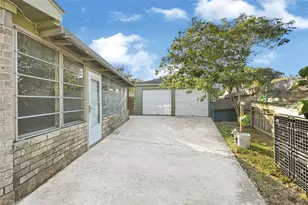 10206 Huntington Wood Dr, Houston, TX 77099 - Photo 3