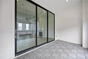 10919 Grove Tree Ln, Houston, TX 77043 - Photo 19