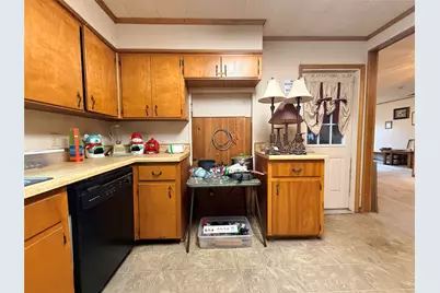 211 N Simpson Street, Yorktown, TX 78146 - Photo 9