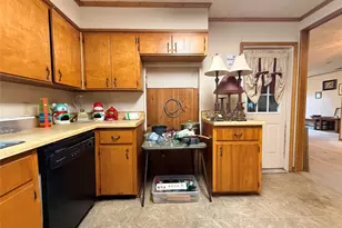 211 N Simpson St, Yorktown, TX 78146 - Photo 9