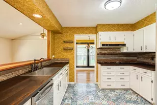 281 Crestview Dr, West Columbia, TX 77486 - Photo 3