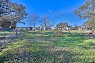 638 W Fisher St, Bellville, TX 77418 - Photo 31