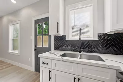 4719 Mallow Street #B, Houston, TX 77033 - Photo 11