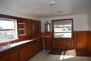 224 East Pine Ave, Winnie, TX 77665 - Photo 9