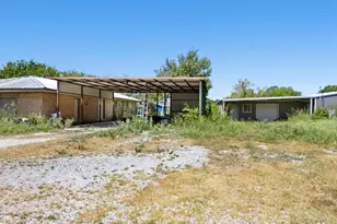 704 E Grand St, Whitewright, TX 75491 - Photo 25