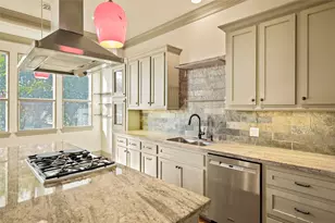 1655 Castle Ct, Houston, TX 77006 - Photo 19