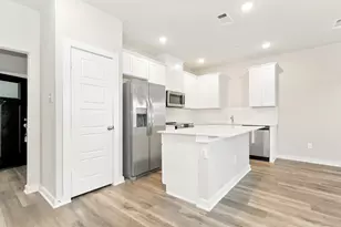 341 N Centro Cir, Shenandoah, TX 77385 - Photo 5