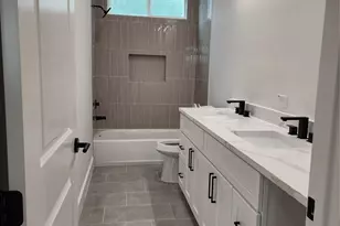 10926 Ivyridge Rd, Houston, TX 77043 - Photo 15