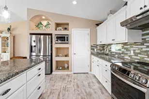 943 Palm Ridge Dr, Crystal Beach, TX 77650 - Photo 13