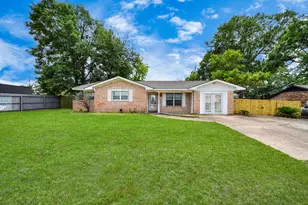 811 Hillcrest Dr, Conroe, TX 77301 - Photo 1